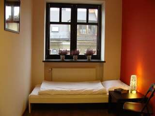 Хостелы Hello Hostel & Apartments Бельско-Бяла Одноместный номер с общей ванной комнатой-2